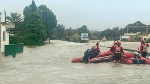 Rescate en Jerez de la Frontera. Efectivos de la Polic�a Nacional de C�diz, junto a Salvamento de Cruz Roja, evacuaron a una mujer de 79 a�os de su vivienda en El Portal, donde permanec�a aislada por la crecida del r�o Guadalete en la localidad de Jerez de la Frontera (C�diz).