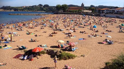 La playa de Luanco llena de baistas.La playa de Luanco llena de baistas