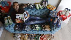 Jos� Men�ndez Zapico posa con un cat�logo editado en Jap�n, considerado la biblia de las zapatillas �vintage�, y rodeado por algunos de los modelos que ha ido adquiriendo. Con los a�os, dice, ha aprendido a desprenderse de muchos y el resto los guarda �gestionando con la habilidad de mejor diplom�tico el espacio disponible en los armarios de casa�. �Las m�s antiguas? Unas Nike Air Max Penny 1 para jugar al b�squet que compr� en EE.UU. hace 20 a�os