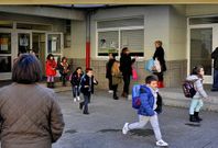 Alulmnos del colegio de Ponzos, saliendo ayer al mediod�a del centro educativo.