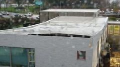La cubierta de la escuela de O Milladoiro fue siempre un punto d�bil del edificio y en diciembre del 2019 el viento la levant� parcialmente