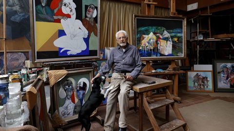 El artista Rafael Úbeda, retratado en su estudio de Samieira, en Poio.