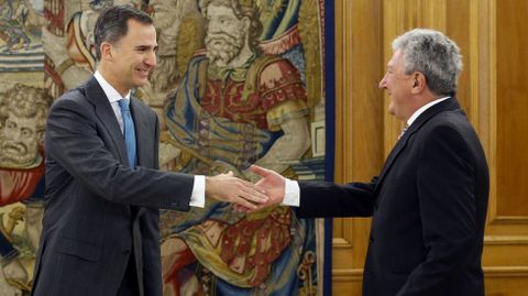 El rey Felipe VI con el representante de Nueva Canarias, Pedro Quevedo. 