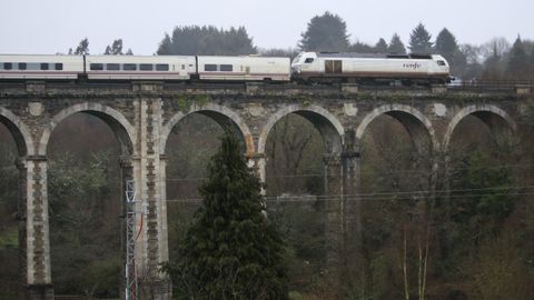 Imagen de un trenhotel pasando por el viaducto de A Chanca, en Lugo