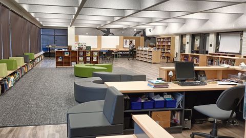 La amplia biblioteca de un colegio de Primaria en Ottawa.