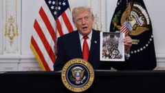 Trump muestra uno de los aviones militares llenos de afganos evacuados en septiembre del 2021.