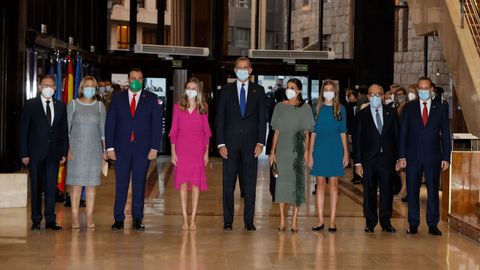 El rey Felipe VI (c), posa junto a la reina Letizia (4d), la princesa Leonor (4i), la infanta Sof�a (3d), el presidente del Principado de Asturias, Adri�n Barb�n (3i), y el resto de autoridades del Principado, a su llegada al tradicional concierto de los Premios Princesa de Asturias