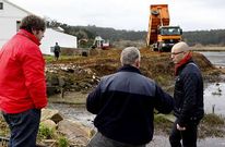 El alcalde de Cabana, a la derecha en la imagen, un t�cnico de la Xunta visitaron ayer las obras.