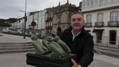 <span lang= gl >Francisco Berdeal, co bosquexo do proxecto que Francisco Leiro esculpir&aacute; sobre a canci&oacute;n &laquo;Catro lanuxes mari&ntilde;eiros&raquo; e que ser&aacute; instalado non paseo mar&iacute;timo, nas inmediaci&oacute;ns d&aacute; Porta de Carlos V</span>