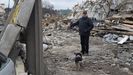 Eduard y su perro, entre las ruinas de su vivienda en Yitomir (Ucrania)