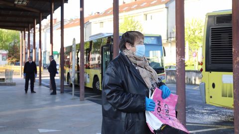 Reparto de mascarillas en la estacin de autobuses de Santiago