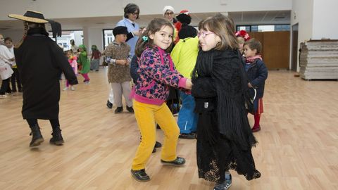 El CRA Ponte da Pedra (Carballo) celebra su entroido en el mercado