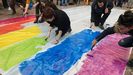 Los colectivos Disex Asturies, Bujarra, Kaleide y Xega, pintan en La Escandalera una bandera LGTB del mismo tama�o que la bandera de Espa�a colocada por el gobierno