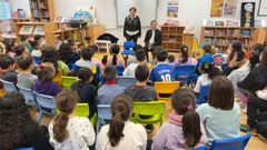 El obispo, en el encuentro ayer con alumnos del colegio Gregorio Sanz de Ribadeo