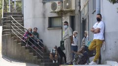 Familiares de pacientes, en el exterior del servicio de urgencias del hospital Montecelo, en Pontevedra