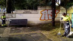 Dos operarios realizando labores de limpieza y mantenimiento