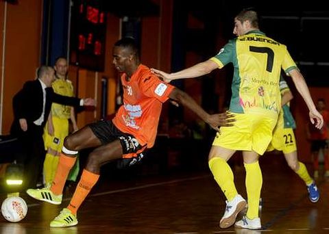 El juvenil burelista H�lder pisa el bal�n ante la f�rrea defensa del jugador del Ja�n Emilio Buend�a. 