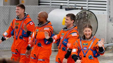 Los astronautas Reid Wiseman, Victor Glover y Christina Koch, de la NASA, y Jeremy Hansen, de la agencia Canadiense, preparados para la misi&oacute;n