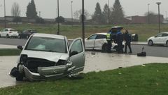 La parte frontal de uno de los veh�culos accidentados fue seriamente da�ada
