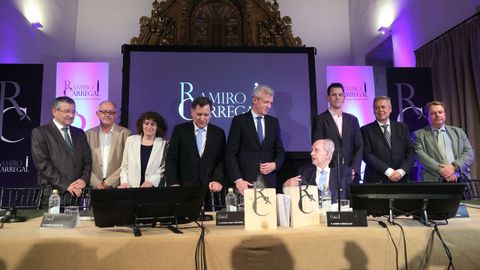 Ramiro Carregal (sentado) presidi la entrega de los premios de oncologa que llevan su nombre