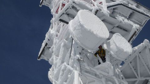 Un operario supervisa los sistemas de una estaci�n en Manzaneda, totalmente congelada