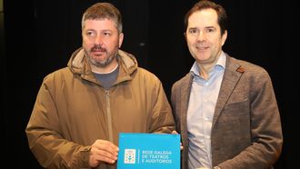  Francisco Calo recibi� de Jacobo Sutil la placa que certifica que Outes pasa a formar parte de la Rede Galega de Teatros