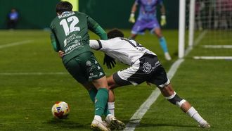 Martín Ochoa trata de alcanzar el balón en el Arenteiro-Ourense CF