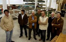 Los representantes de Atacarma, con el concejal Marcos Trigo en el taller de carpinter�a.