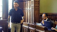 El diputado de Podemos Rafael Palacios (i) y el de Vox, Ignacio Blanco (d), durante la comisi�n de Cultura, Pol�tica Lling��stica y Turismo que se celebr� hoy en la Junta General. Rafael Palacios ha protestado por lo que ha considerado una  censura  a Pi��n a la que la presidencia de la mesa pidi� que utilizase el castellano