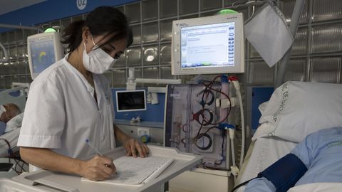 Una sanitaria del Hospital Clnic de Barcelona trabaja tomando notas a mano.