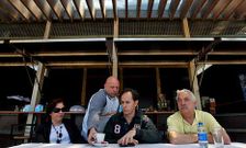 <span lang= es-es >El verano queda inaugurado</span>. Roc�o Llovo, Fole y Dorgambide visitaron ayer el llamado pabell�n de servicios de A Compostela, el antiguo chiringuito, que abri� sus puertas bajo un t�mido sol.