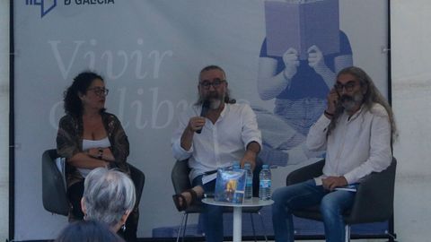 Bieito Romero, en el centro, present el libro-disco  Encrucillada  en la Feria del Libro de A Corua.