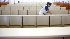 Limpieza en la Facultade de Econ�micas de Vigo en marzo