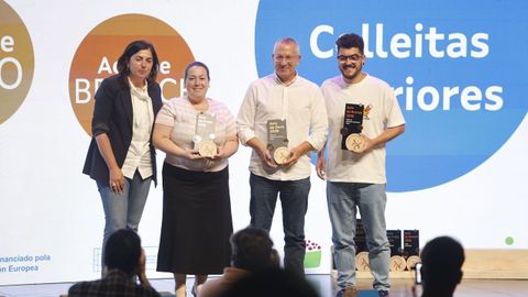 Varios ganadores felices con su premio, que fue entregado por la alcaldesa de Lugo, Elena Candia (a la derecha).
