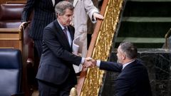 Alberto N��ez Feijoo y Santiago Abascal se dan la mano al t�rmino de un pleno del Congreso.