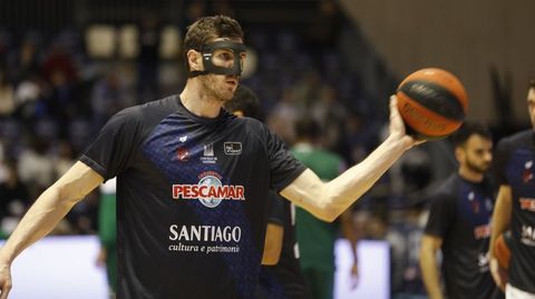 Rub�n Guerrero, en un Obradoiro-Unicaja Malaga, con m�scara protectora.