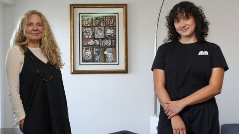 Mar�a Eugenia Alcalde Varela y B�rbara da Silva ante uno de los cuadros de Laxeiro.