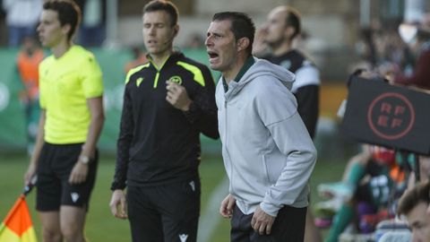 David Prez en Espiedo en el ltimo partido al frente del banquillo por sancin de Pablo Lpez.