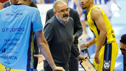 Partido Gipuzkoa-COB. Moncho López, en un tiempo muerto.