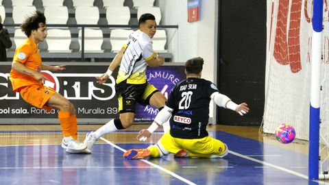 Willy remata con poco �ngulo en una salida de Jo�o Silva y ante la mirada de Charly.