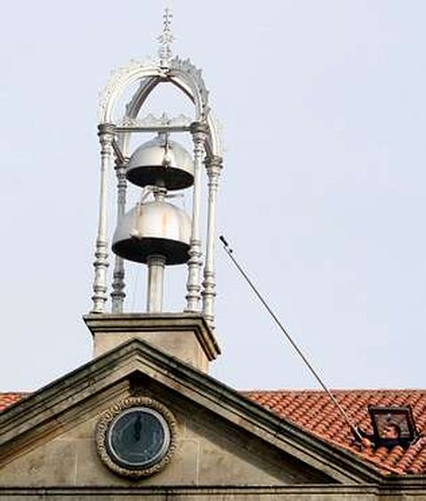 <span lang= es-es >Megafon�a poderosa para el reloj</span>. El Concello prepara un equipo de megafon�a para reforzar el sonido del reloj de Ravella. En esta ocasi�n, la casa bien puede iniciarse por el tejado.