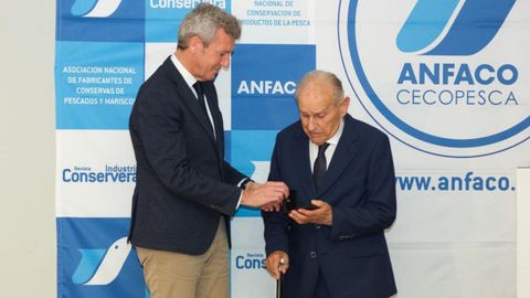 Alfonso Rueda entrega la medalla de Anfaco a Severino Escur�s Batalla, presidente honor�fico de Actemsa
