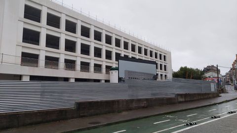 El muro exterior del recinto ha sido derribado y sustituido por uno metlico