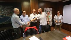 C�sar Mosquera e Iv�n Puentes se saludan al inicio de la primera reuni�n entre BNG y PSOE en Pontevedra