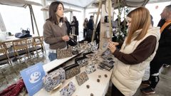 Ana Trasariz (en la imagen) trabaja normalmente bajo pedido, pero en estos d�as de Navidad aumenta su producci�n de bolsos, neceseres y carteras para atender mayor demanda. �O artes�n � un agasallo m�is especial�, dice. Hoy volver� a estar en la carpa de la plaza Jorge Mira ofreciendo sus creaciones.