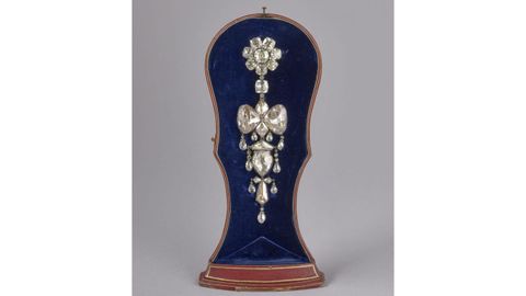Broche relicario robado del Museo del Louvre