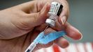 Una enfermera prepara la vacuna de Pfizer 