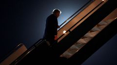 Donald Trump, anoche, subiendo al Air Force One para regresar a Washington