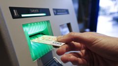 Uso de tarjeta de cr�dito en un cajero, en imagen de archivo.