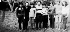 <span lang= es-es >Compa�eros de militancia</span>. Manuel Ram�n Souto Lest�n es el segundo por la izquierda, junto a un grupo de amigos y compa�eros de militancia del PRT.